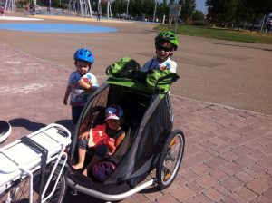 Desplazamiento con niños en remolque de bicicleta