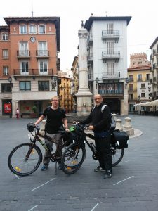 Eduardo y Antonio en la plaza del Torico de Teruel