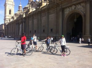 Ciclistas en la Plaza del Pilar